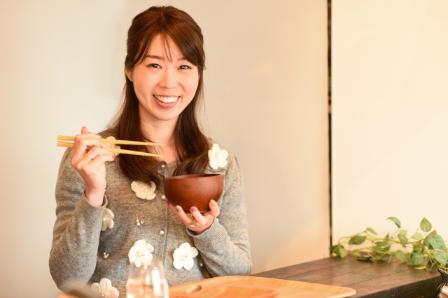ご飯を食べる女性